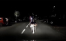 Sjeo na stolicu nasred ulice čekajući da naleti auto (VIDEO)