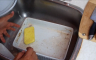 Tepsiju nije pametno staviti u mašinu za suđe, evo kako je oprati bez ribanja