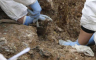 Otkrivena 42 spaljena tijela u masovnoj grobnici