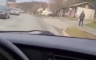 Namjerno udara čovjeka autom i sve to snima (UZNEMIRUJUĆI VIDEO)