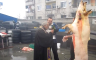 Svinjokolj na autopraonici uz blagoslov sveštenika (VIDEO)