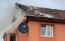 Gorio krov kuće u Gacku, evakuisali staricu (FOTO)