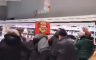 Incident u marketu: Otimali se za meso na akciji (VIDEO)