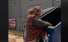 Beskućnik preturao po kontejneru, dok mu nije pomogao tiktoker (VIDEO)