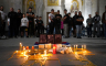 Građani pale svijeće u pomen stradalima na KiM ispred Hrama Svetog Save