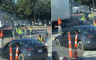 Vozač Tesla auta završio u svježem betonu (VIDEO)
