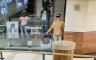 Najluđa krađa ikad: Glumio lutku u izlogu i čekao da se prodavnica zatvori (FOTO, VIDEO)