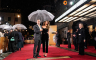 Džordž Kluni i supruga zablistali na crvenom tepihu pod kišobranom