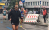 Priča o čovjeku (69) koji trči maratone širom svijeta sa ananasom na glavi