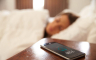 Kako držanje telefona noću kraj kreveta utiče na vaš san