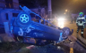 Teška nezgoda u Banjaluci: Automobil završio na krovu, jedna osoba povrijeđena
