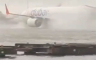 Potop na aerodromu u Dubaiju, avion se jedva kreće po pisti (VIDEO)