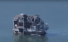 Misteriozna kuća plutala na vodi: Otkrili smo o čemu se radi (VIDEO)