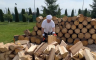 Testirao novu sjekiru: Pogledajte kako Lukašenko cijepa drva (VIDEO)