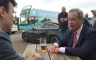 Napadnut britanski političar Najdžel Fardž (VIDEO)