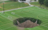 Ogromna rupa progutala dio fudbalskog igrališta u SAD (VIDEO)