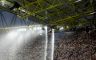 Maskirani mladić se popeo na krov stadiona tokom meča na Euru