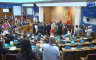 Haos u Crnoj Gori: Opozicija blokirala Spajića da dođe do govornice (VIDEO)