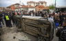 Haos u Kočanima: Građani prevrnuli automobil i demolirali kafić vlasnika diskoteke (VIDEO)