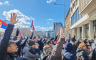 Odbornici opozicije ušli u zgradu Skupštine Novog Sada: Ispred sve više građana (VIDEO)