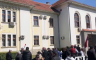 Napeto kod Skupštine Bogatića: Građani razbili prozore, gađali zgradu (VIDEO)