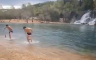 Hrabri mladići otvorili sezonu kupanja na vodopadu Kravica (VIDEO)