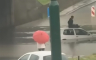 Haos u Sarajevu: Auto potopljen, vozač se popeo na krov (VIDEO)