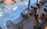 Kamere snimile lopova kako krade telefon u restoranu